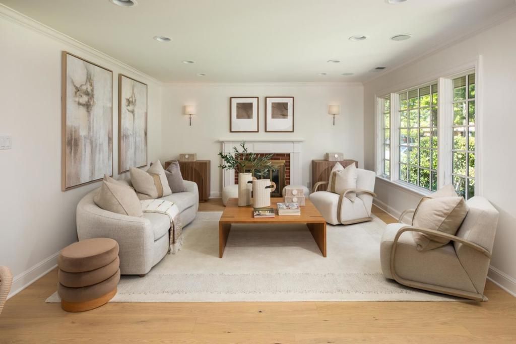 Image 2 of property listing at 1033 Oakland Avenue, Menlo Park, CA 94025