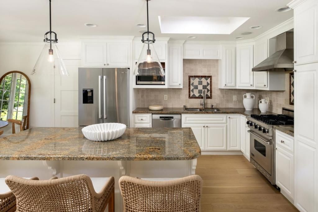 Image 5 of property listing at 1033 Oakland Avenue, Menlo Park, CA 94025