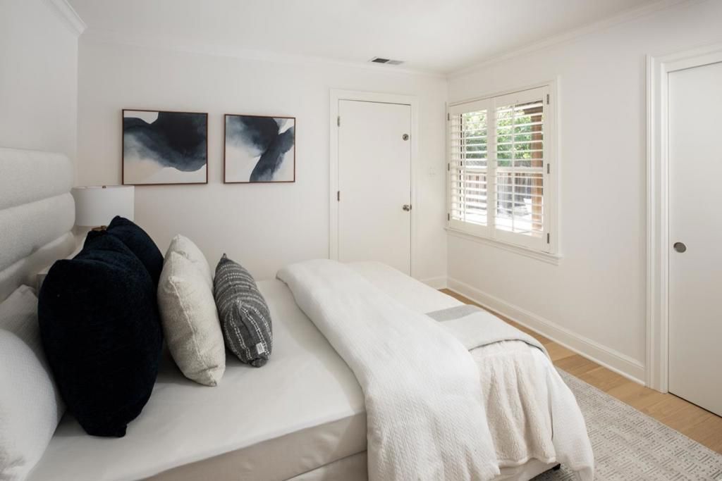 Image 7 of property listing at 1033 Oakland Avenue, Menlo Park, CA 94025