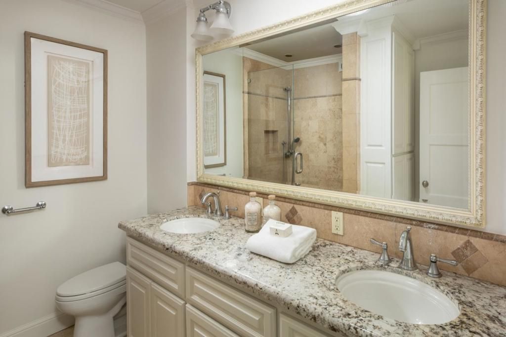 Image 8 of property listing at 1033 Oakland Avenue, Menlo Park, CA 94025