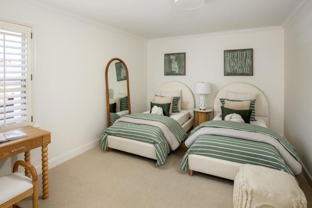 Image 9 of property listing at 1033 Oakland Avenue, Menlo Park, CA 94025