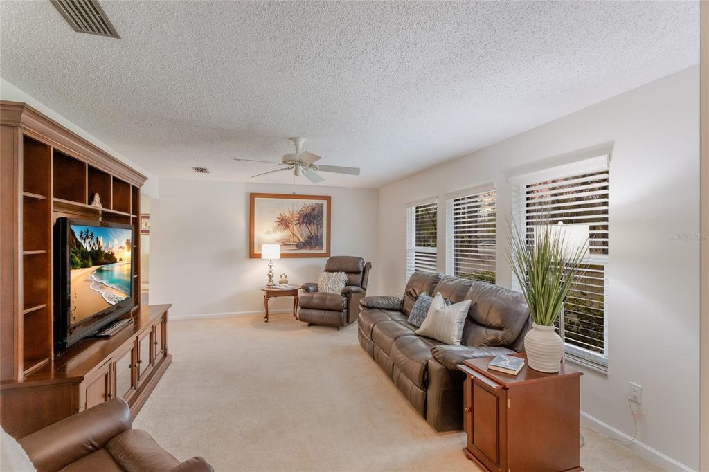 Image 16 of property listing at 10617 FOREST RUN DRIVE, Bradenton, FL 34211