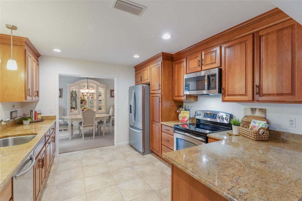 Image 22 of property listing at 10617 FOREST RUN DRIVE, Bradenton, FL 34211