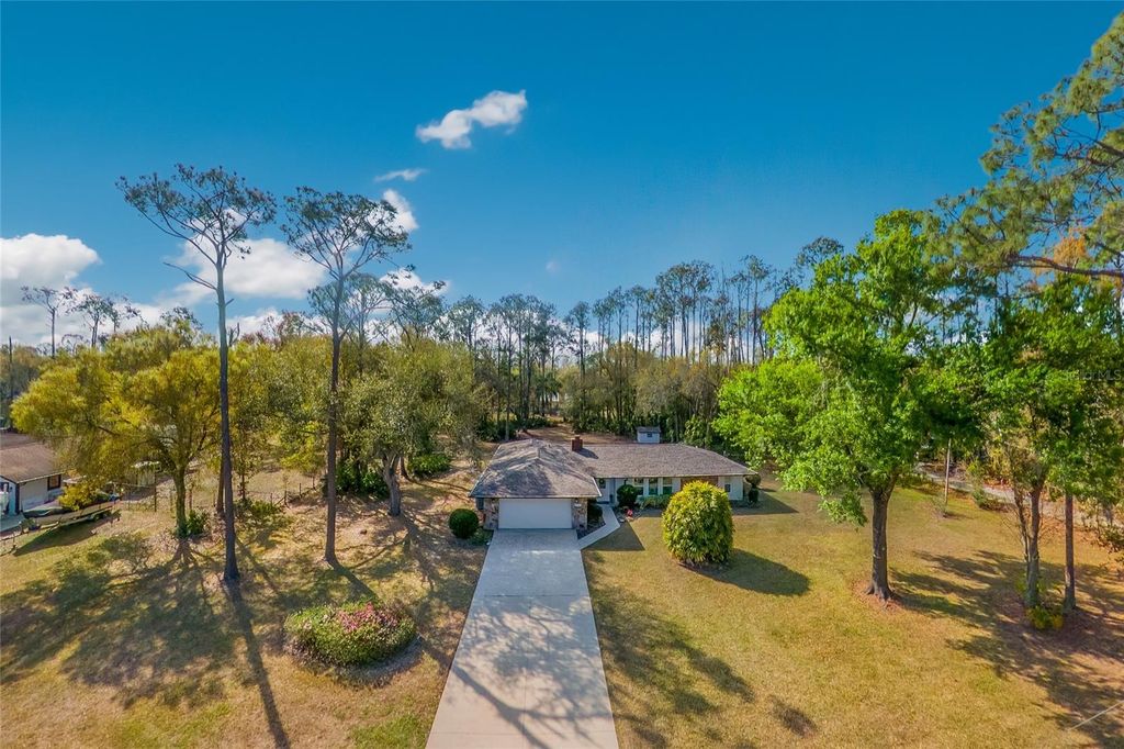 Image 8 of property listing at 10617 FOREST RUN DRIVE, Bradenton, FL 34211
