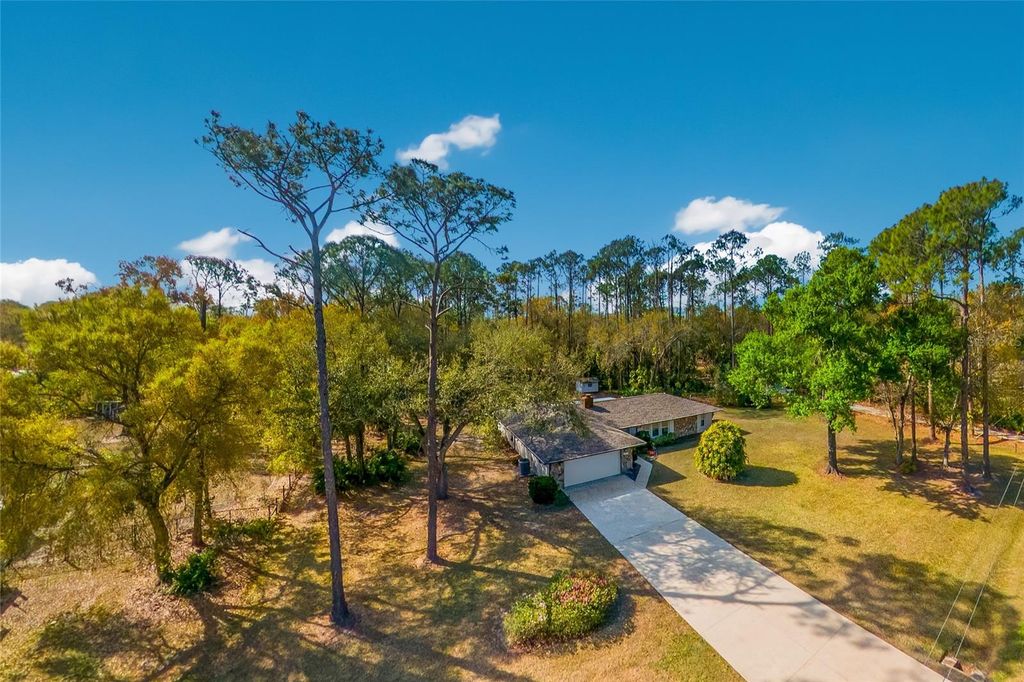 Image 9 of property listing at 10617 FOREST RUN DRIVE, Bradenton, FL 34211