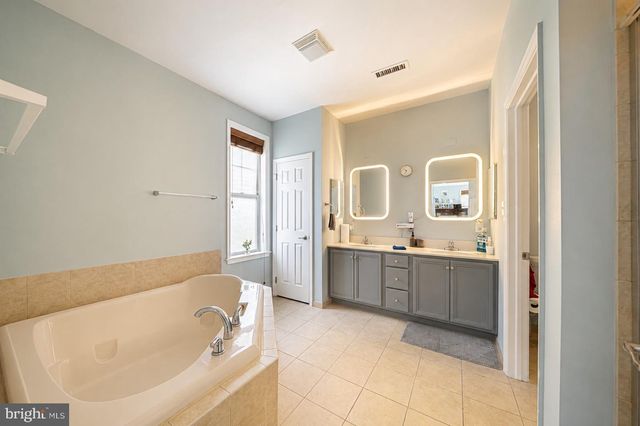 2672 HONEYSUCKLE LN, Philadelphia, PA 19116