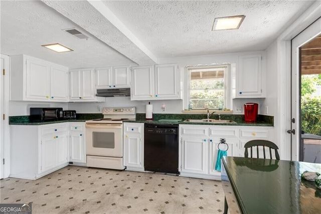 6381 Lakeview Drive, Buford, GA 30518
