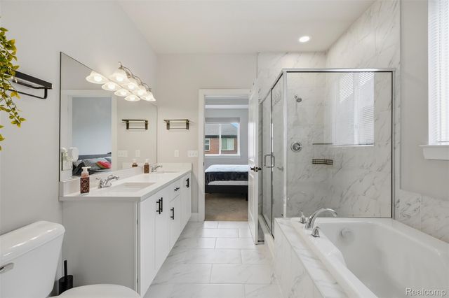 15365 Eton Pointe Drive, Clinton Charter Township, MI 48035