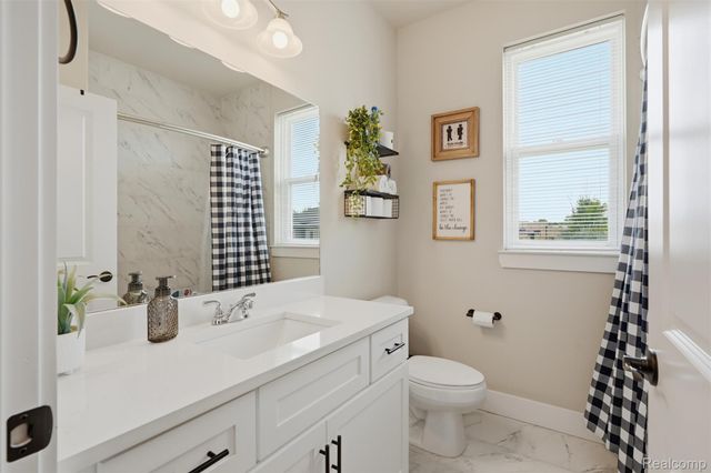 15365 Eton Pointe Drive, Clinton Charter Township, MI 48035
