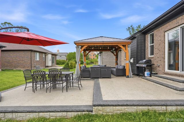 15365 Eton Pointe Drive, Clinton Charter Township, MI 48035