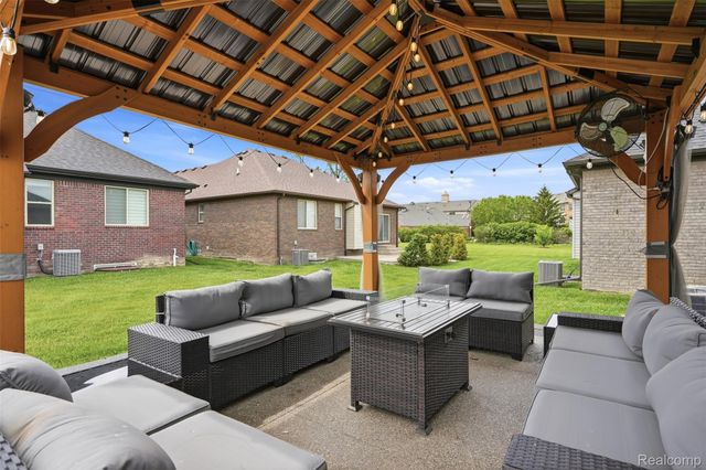 15365 Eton Pointe Drive, Clinton Charter Township, MI 48035
