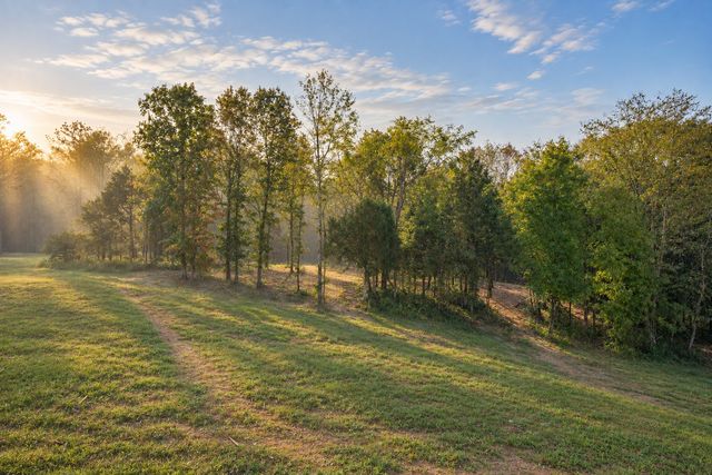 1268 Old County House Road, Charlotte, TN 37036