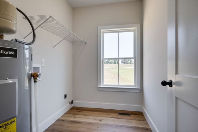 1268 Old County House Road, Charlotte, TN 37036