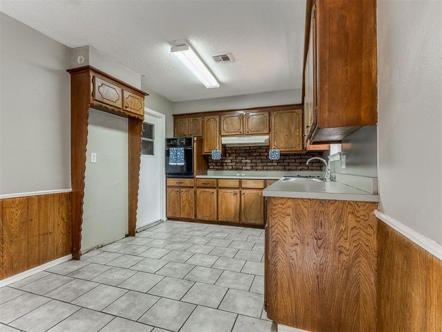 9707 NE 2nd Place, Midwest City, OK 73130