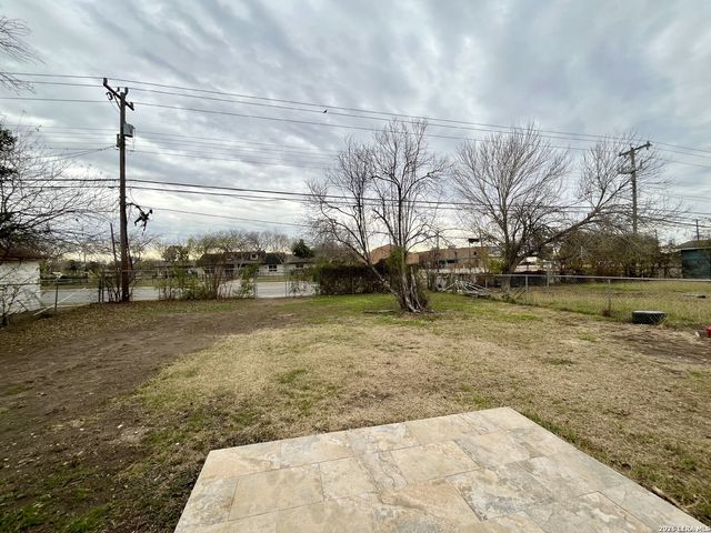 2106 Henrietta St, San Antonio, TX 78224