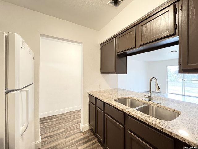 2106 Henrietta St, San Antonio, TX 78224
