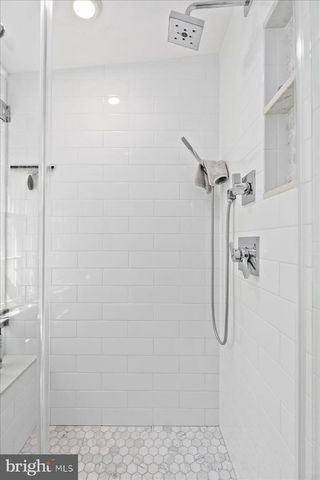 6413 KENHOWE DR, Bethesda, MD 20817