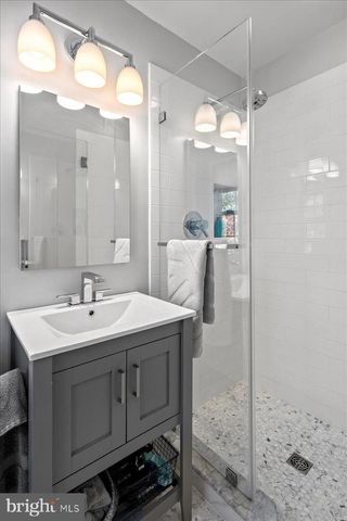 6413 KENHOWE DR, Bethesda, MD 20817