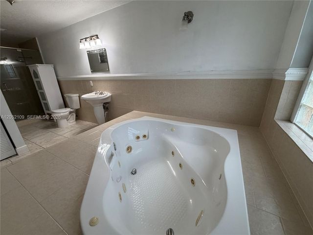 17527 NW 62nd Place N, Hialeah, FL 33015