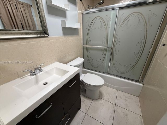 17527 NW 62nd Place N, Hialeah, FL 33015
