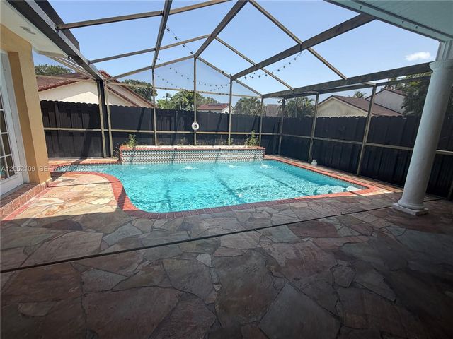 17527 NW 62nd Place N, Hialeah, FL 33015