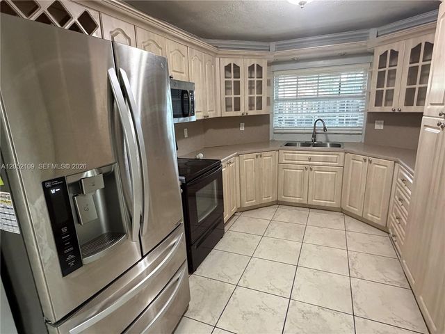 17527 NW 62nd Place N, Hialeah, FL 33015