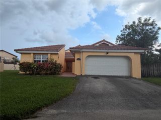 17527 NW 62nd Place N, Hialeah, FL 33015