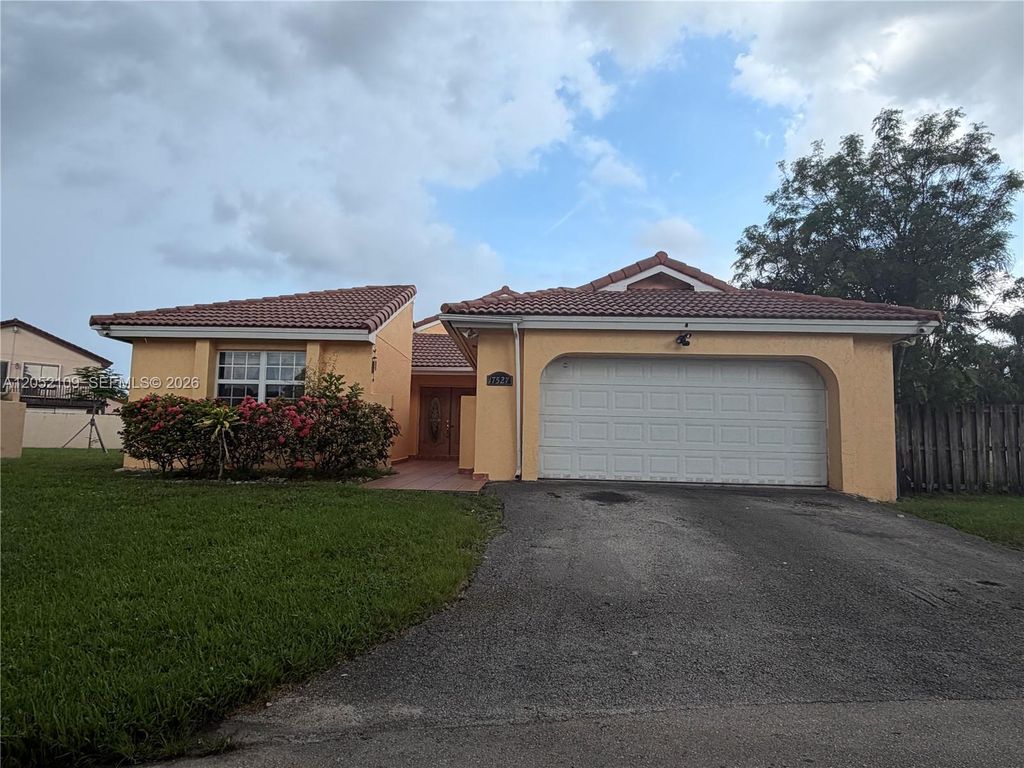 17527 NW 62nd Place N, Hialeah, FL 33015