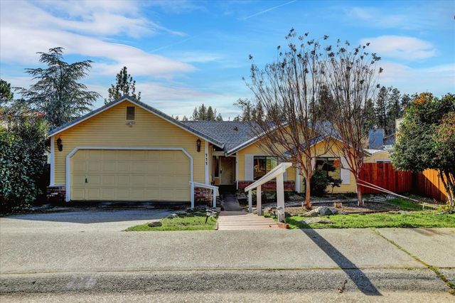 111 Stanford Ct, Grass Valley, CA 95945