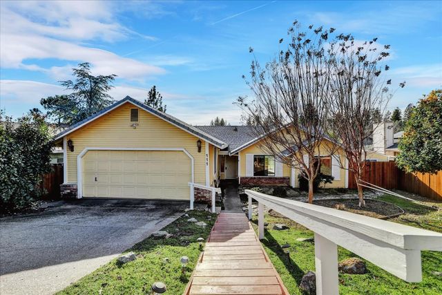 111 Stanford Ct, Grass Valley, CA 95945