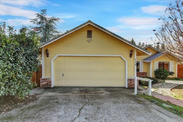 111 Stanford Ct, Grass Valley, CA 95945