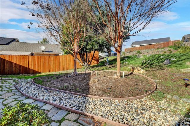 111 Stanford Ct, Grass Valley, CA 95945