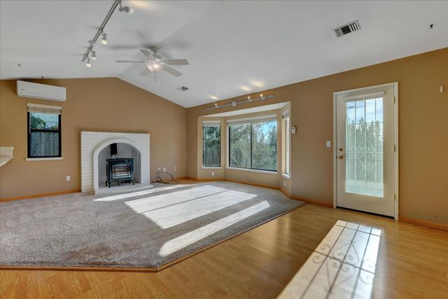 111 Stanford Ct, Grass Valley, CA 95945