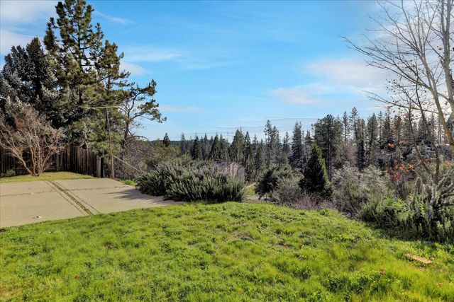 111 Stanford Ct, Grass Valley, CA 95945