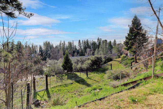 111 Stanford Ct, Grass Valley, CA 95945