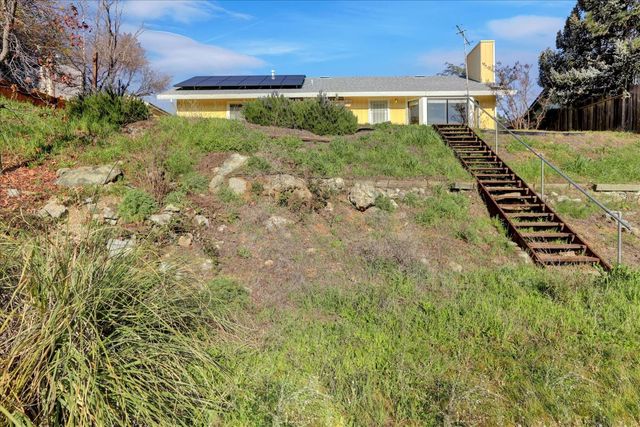 111 Stanford Ct, Grass Valley, CA 95945