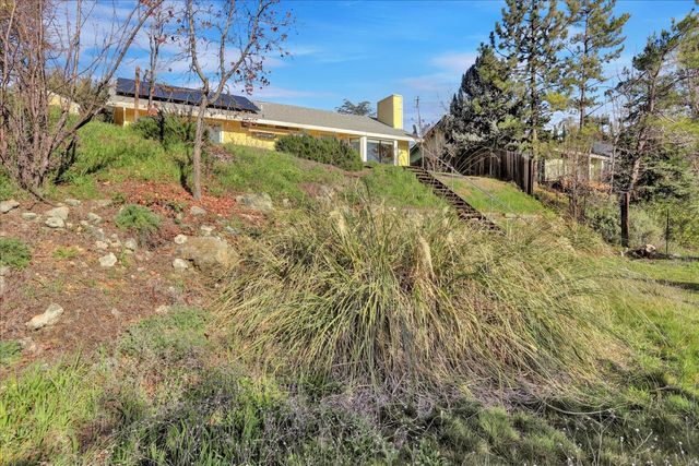 111 Stanford Ct, Grass Valley, CA 95945