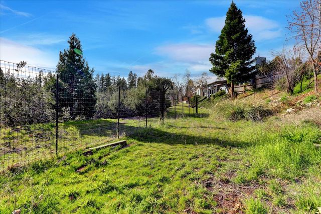 111 Stanford Ct, Grass Valley, CA 95945