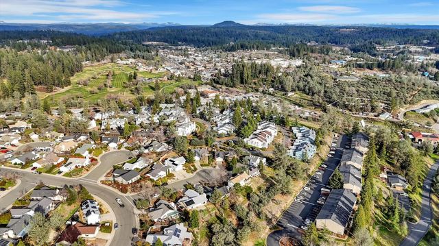 111 Stanford Ct, Grass Valley, CA 95945