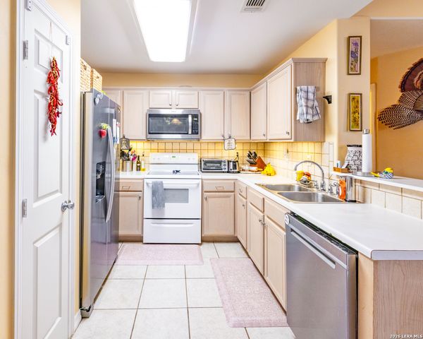 1512 SANDRA CIR, Pleasanton, TX 78064
