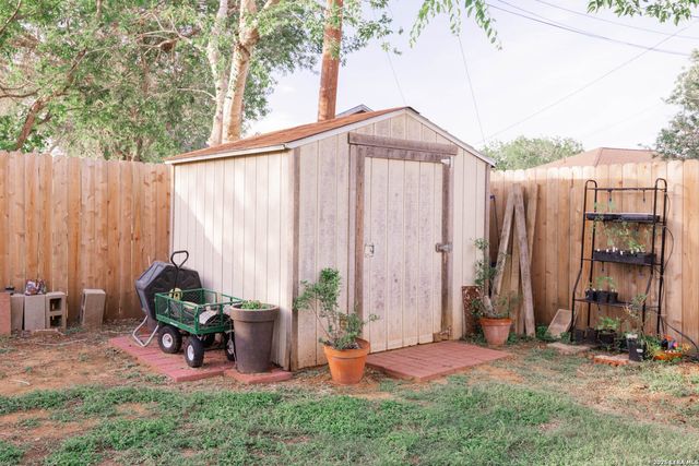 1512 SANDRA CIR, Pleasanton, TX 78064