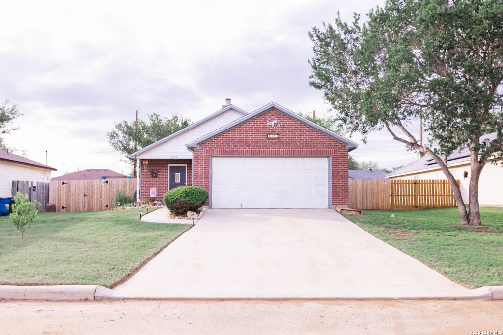 1512 SANDRA CIR, Pleasanton, TX 78064