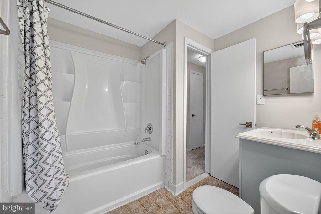 Image 11 of property listing at 1532 POTOMAC HEIGHTS DR #204, Fort Washington, MD 20744