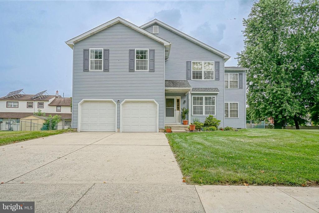 16 LYNN DR, Burlington, NJ 08016