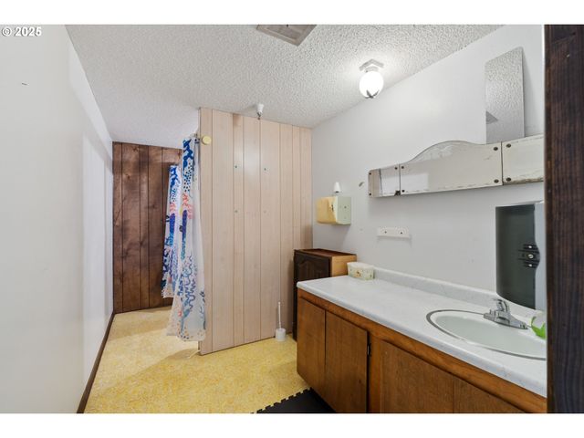 2506 1ST St, Tillamook, OR 97141