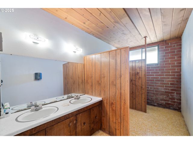 2506 1ST St, Tillamook, OR 97141