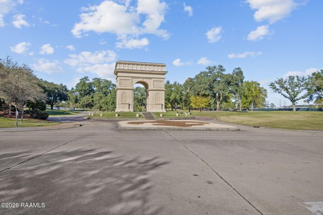 310 Shinnecock Hills Drive, Broussard, LA 70518