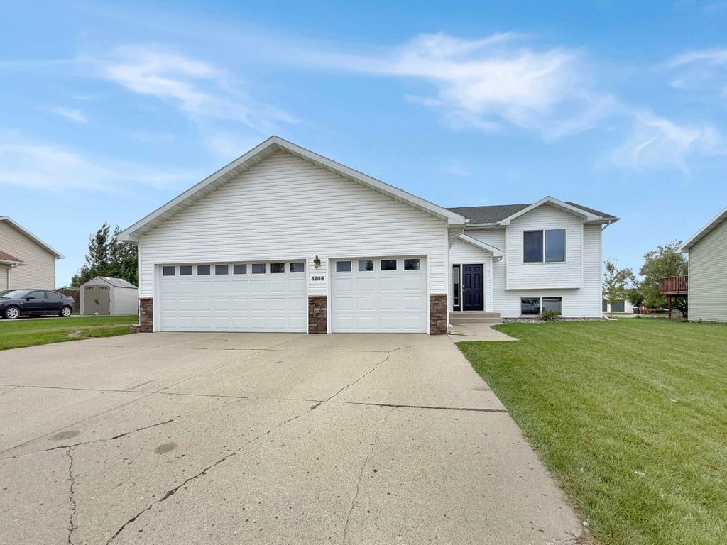 3208 11th St. SE, Minot, ND 58701