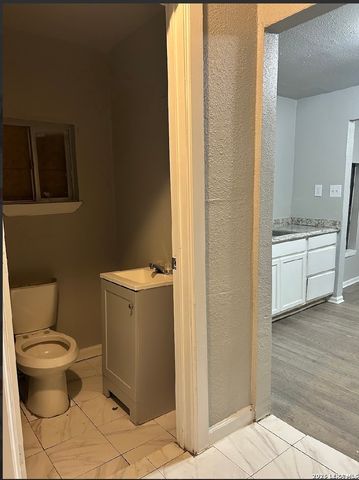 2650 E COMMERCE ST, San Antonio, TX 78203