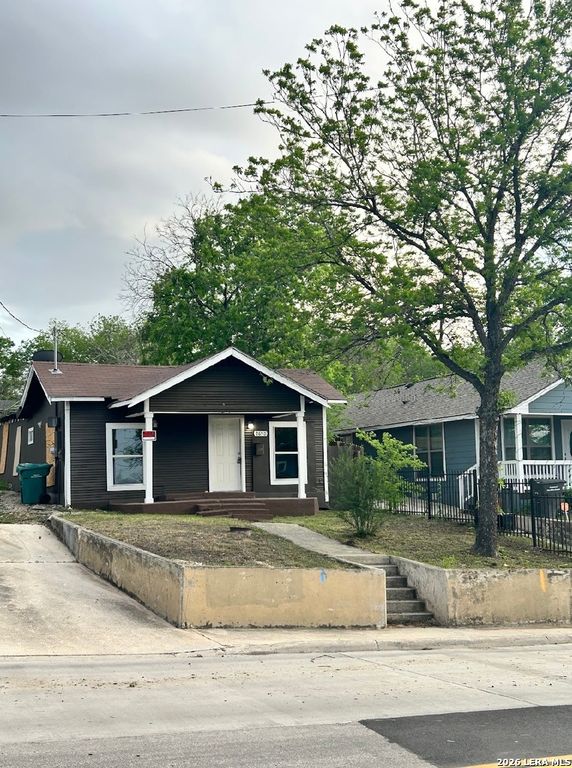 2650 E COMMERCE ST, San Antonio, TX 78203